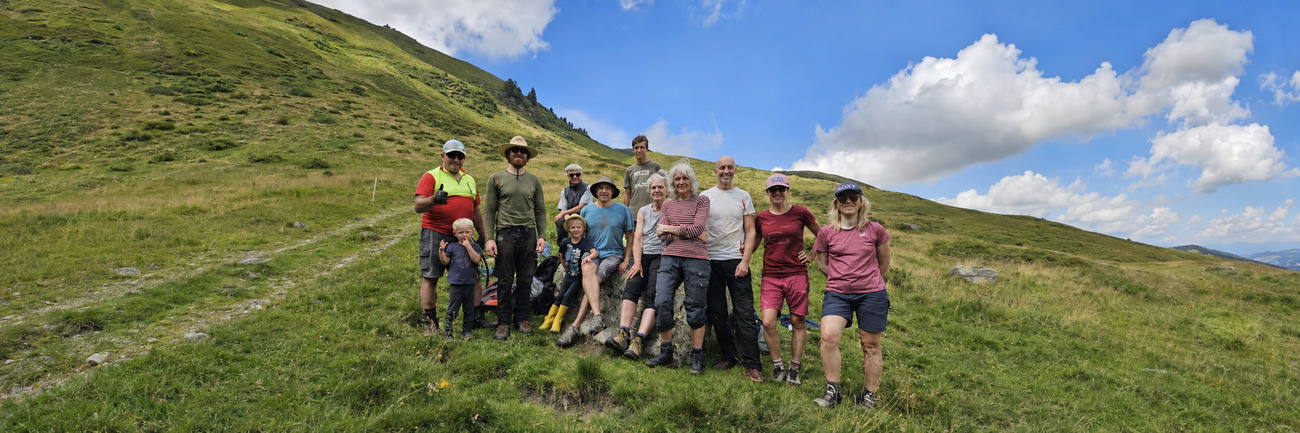 Freiwillige und Almbewirtschafter*innen bei der Almpflege im Alpbachtal