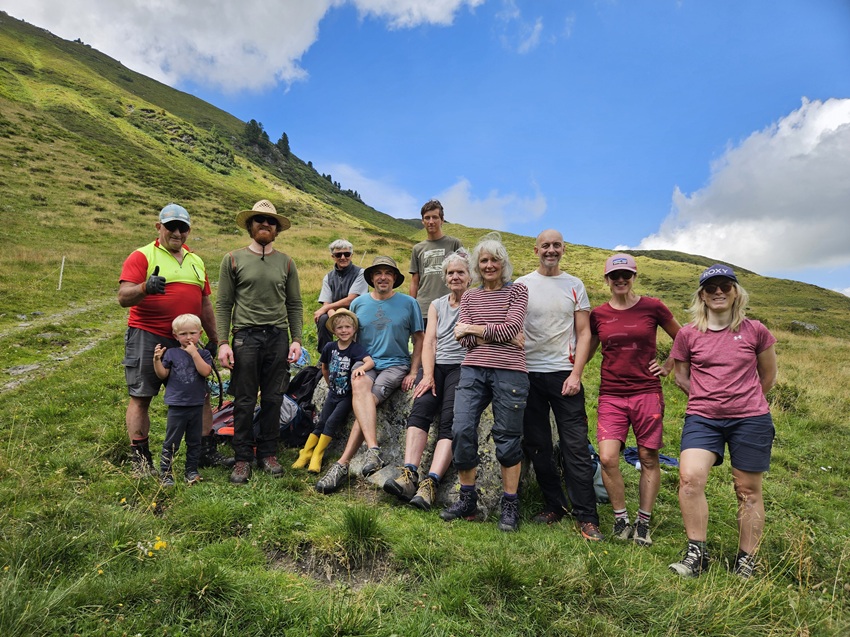 Freiwillige und Almbewirtschafter*innen bei einem Almpflegeeinsatz im Alpbachtal